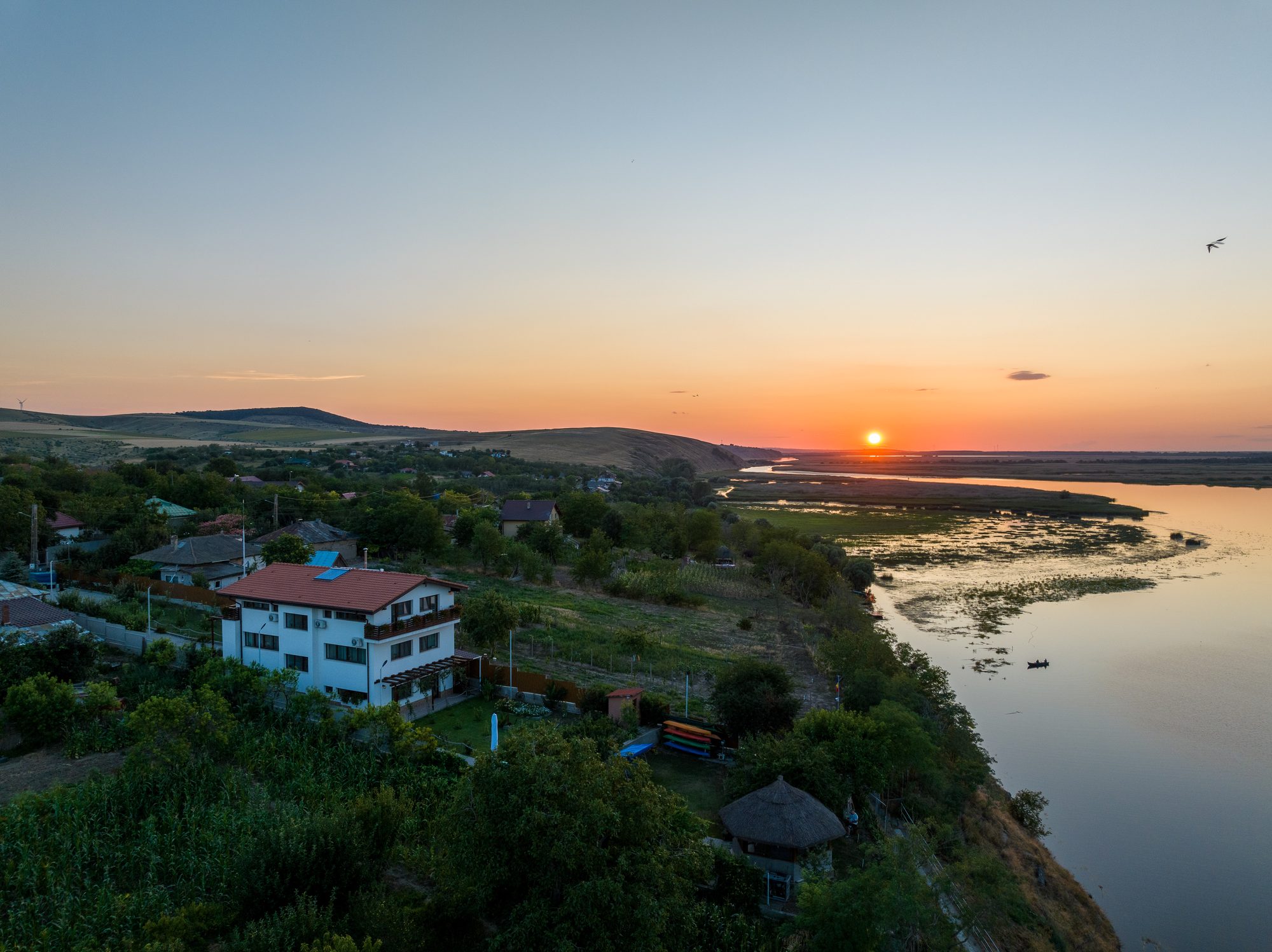 Pensiune Laguna Nuferilor — vedere aeriană la apus peste Delta Dunării, Somova, Tulcea